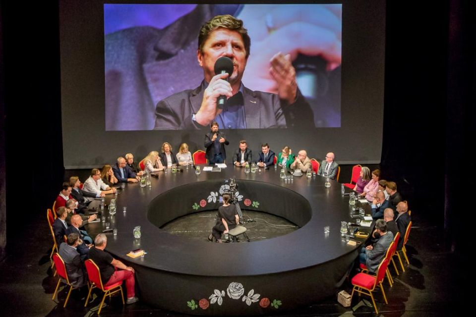 Na scenie Teatru Śląskiego zorganizowano pierwszą odsłonę Śląskiego Stołu - galeria