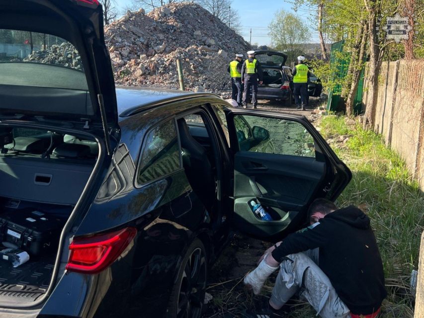 Pościg na autostradzie A1. Ucieczka przed policją zakończona kolizją. - galeria