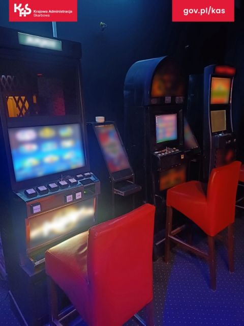 Zatrzymani i przejęte automaty. Śląska KAS rozbija sieć nielegalnego hazardu - galeria