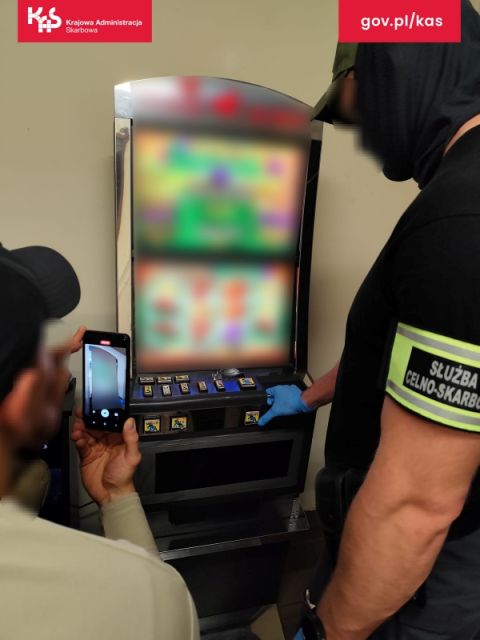 Zatrzymani i przejęte automaty. Śląska KAS rozbija sieć nielegalnego hazardu - galeria