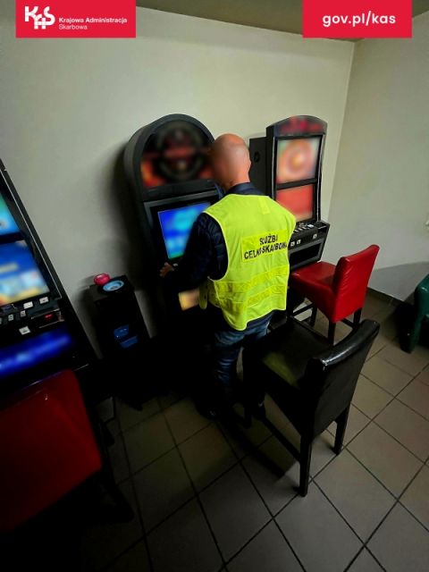 Zatrzymani i przejęte automaty. Śląska KAS rozbija sieć nielegalnego hazardu - galeria