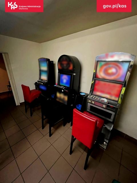 Zatrzymani i przejęte automaty. Śląska KAS rozbija sieć nielegalnego hazardu - galeria