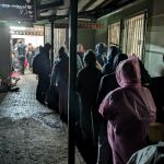 Policjanci sprawdzają obozowiska podczas ulewnych deszczy - galeria