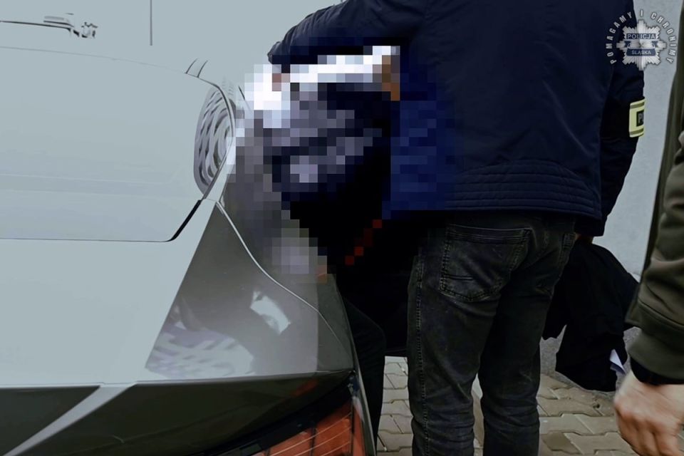 Korupcja w służbie zdrowia - lekarz zatrzymany z amunicją i gotówką - galeria