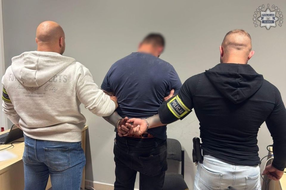 Nietrzeźwy mężczyzna uszkodził radiowóz, robiąc sobie selfie na masce - galeria