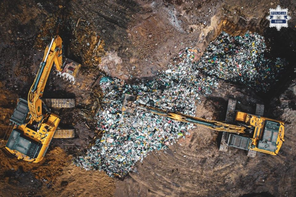 Policjanci rozbili mafię śmieciową - galeria