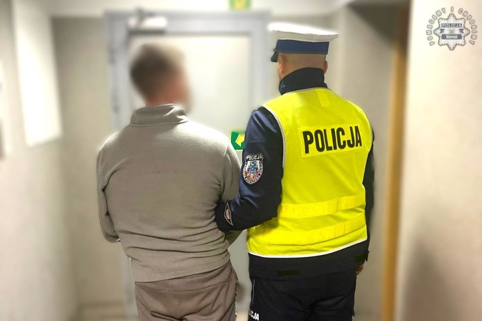 Uciekał przed policją, miał 7 zakazów i był poszukiwany – pościg zakończony wypadkiem - galeria