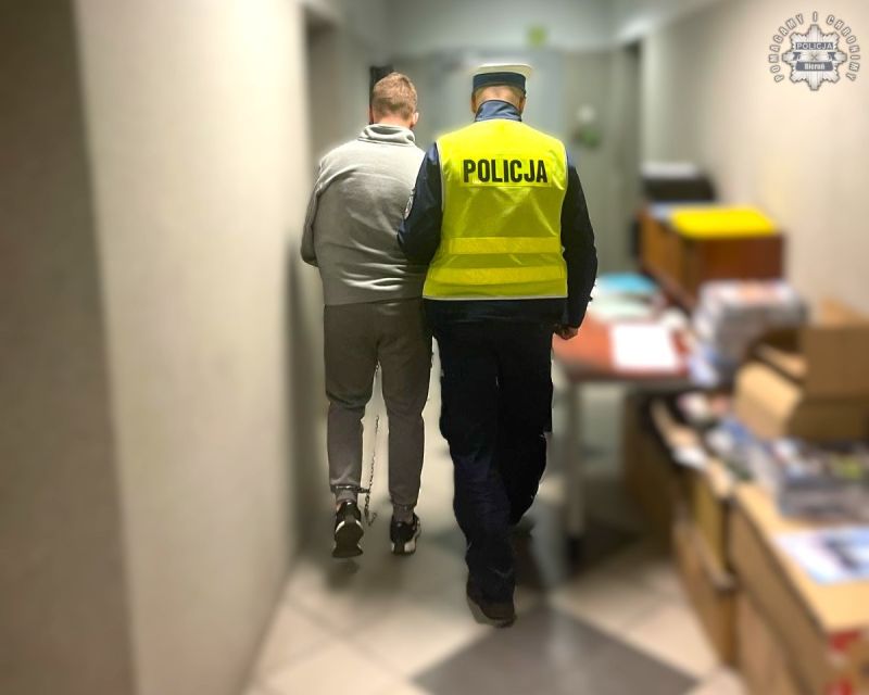 Uciekał przed policją, miał 7 zakazów i był poszukiwany – pościg zakończony wypadkiem - galeria