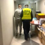 Uciekał przed policją, miał 7 zakazów i był poszukiwany – pościg zakończony wypadkiem - galeria