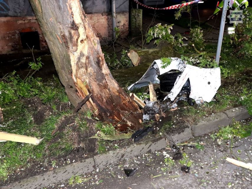 Nietrzeźwy kierowca forda uderzył w drzewo w Bytomiu – trafił do szpitala - galeria