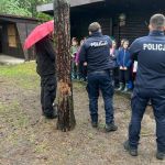 Policjanci sprawdzają obozowiska podczas ulewnych deszczy - galeria