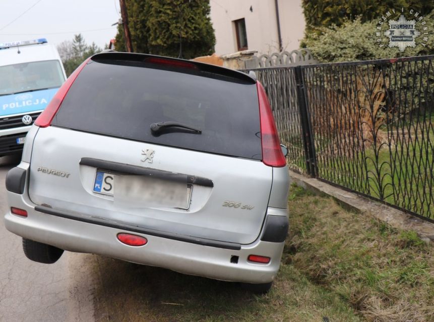 34-latek z blisko 5 promilami wjechał do rowu! Bez uprawnień i z pasażerem pod wpływem alkoholu - galeria