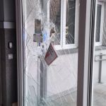 Atak na pogotowie w Katowicach! Agresor uzbrojony w metalową rurę zdewastował drzwi - galeria