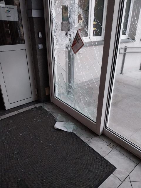 Atak na pogotowie w Katowicach! Agresor uzbrojony w metalową rurę zdewastował drzwi - galeria