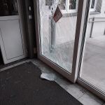 Atak na pogotowie w Katowicach! Agresor uzbrojony w metalową rurę zdewastował drzwi - galeria