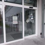 Atak na pogotowie w Katowicach! Agresor uzbrojony w metalową rurę zdewastował drzwi - galeria