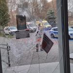 Atak na pogotowie w Katowicach! Agresor uzbrojony w metalową rurę zdewastował drzwi - galeria
