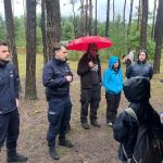 Policjanci sprawdzają obozowiska podczas ulewnych deszczy - galeria