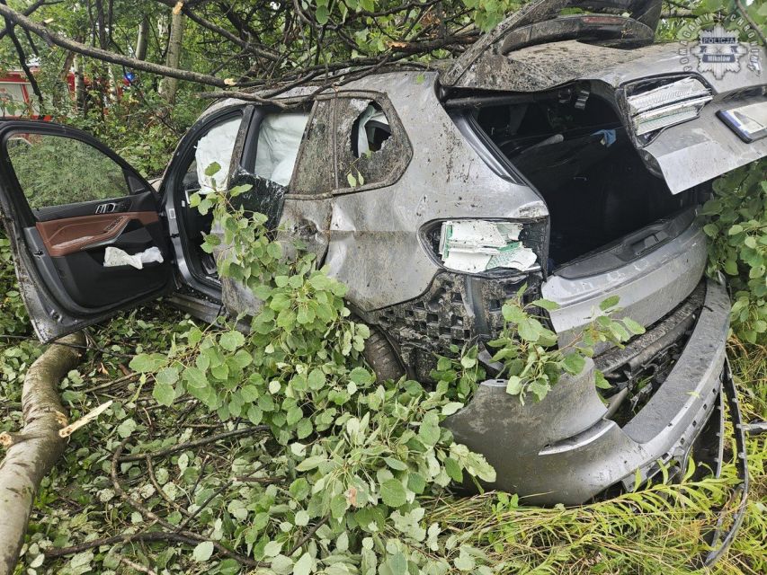 Kolizja bmw z drzewem na DK 81 w Łaziskach Górnych - galeria