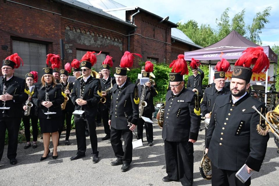Zakończenie lipcowych koncertów w Ogrodzie ŚTI: Orkiestra Dęta KWK Pokój na scenie - galeria
