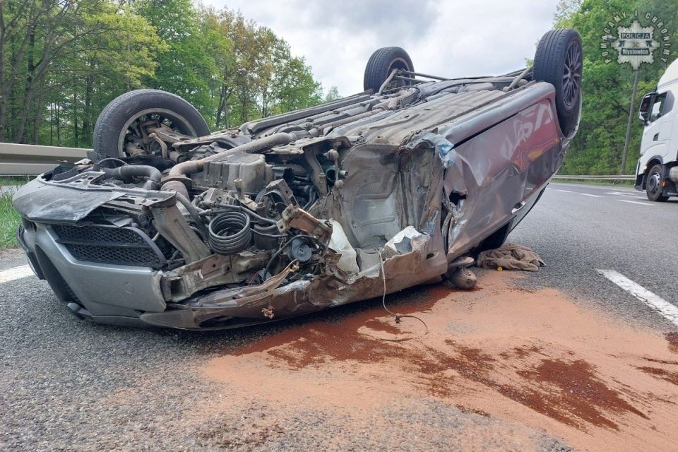 Dachowanie alfy romeo na S1. Policja ustala szczegóły - galeria