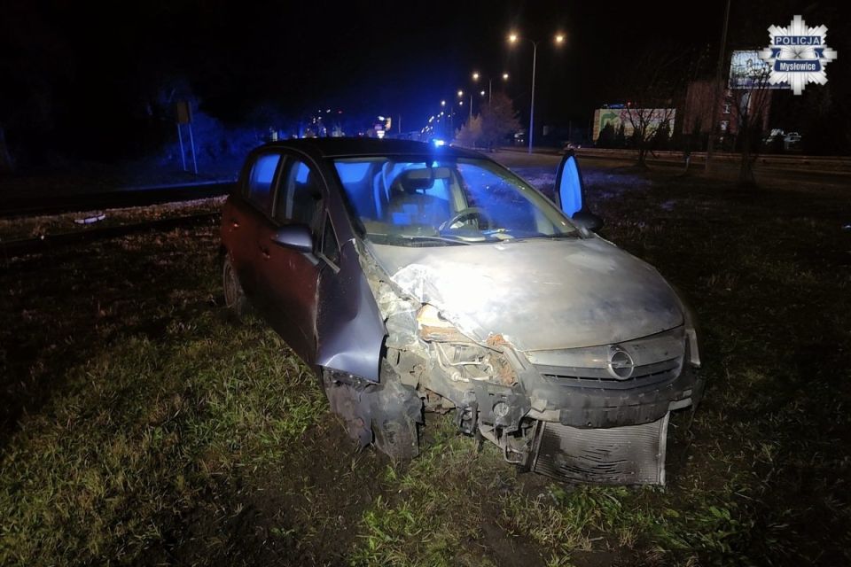 Nocny wypadek w Mysłowicach. Pijany kierowca uderzył w latarnię - galeria