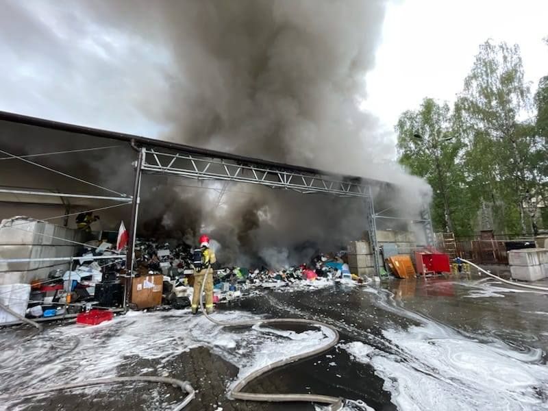 Pożar hali z elektroodpadami w Gliwicach. 69 strażaków walczyło z ogniem [FOTO] - galeria