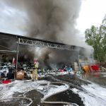 Pożar hali z elektroodpadami w Gliwicach. 69 strażaków walczyło z ogniem [FOTO] - galeria