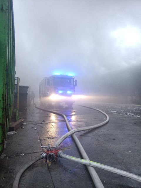 Pożar hali z elektroodpadami w Gliwicach. 69 strażaków walczyło z ogniem [FOTO] - galeria