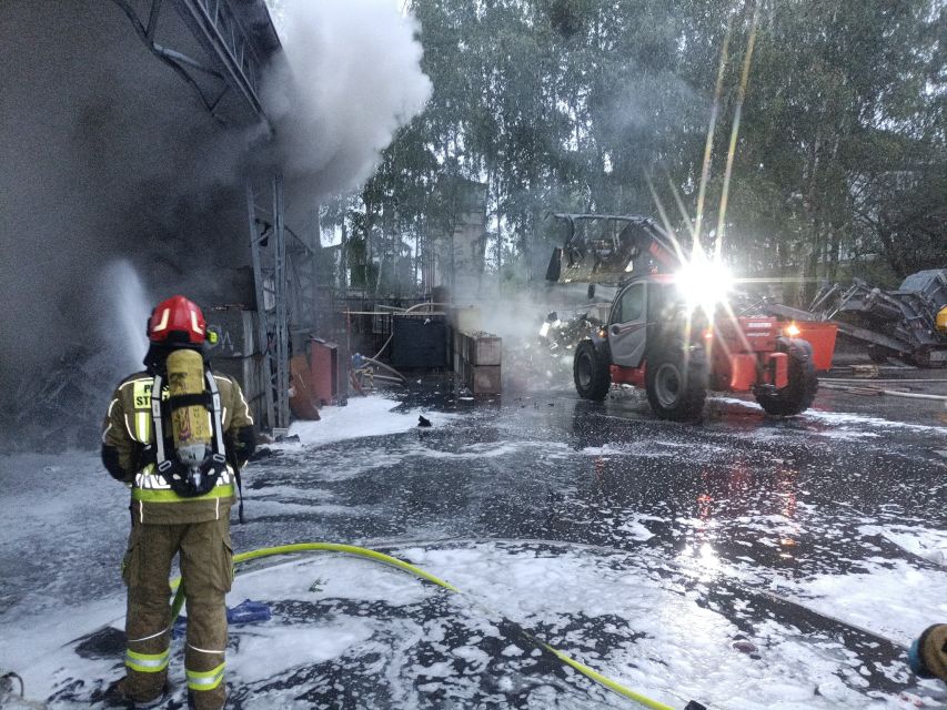 Pożar hali z elektroodpadami w Gliwicach. 69 strażaków walczyło z ogniem [FOTO] - galeria