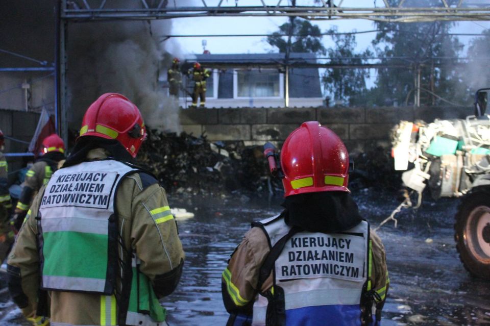 Pożar hali z elektroodpadami w Gliwicach. 69 strażaków walczyło z ogniem [FOTO] - galeria