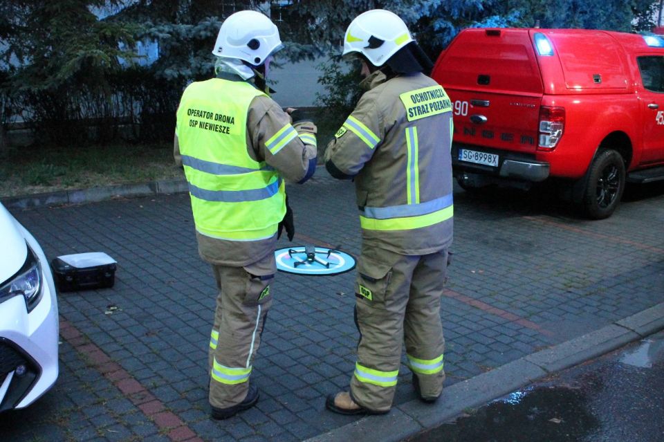 Pożar hali z elektroodpadami w Gliwicach. 69 strażaków walczyło z ogniem [FOTO] - galeria