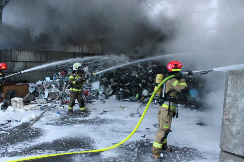 Pożar hali z elektroodpadami w Gliwicach. 69 strażaków walczyło z ogniem [FOTO] - galeria