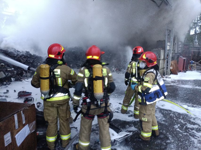 Pożar hali z elektroodpadami w Gliwicach. 69 strażaków walczyło z ogniem [FOTO] - galeria