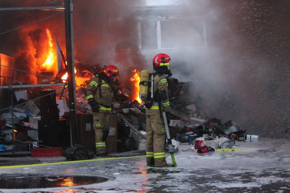 Pożar hali z elektroodpadami w Gliwicach. 69 strażaków walczyło z ogniem [FOTO] - galeria