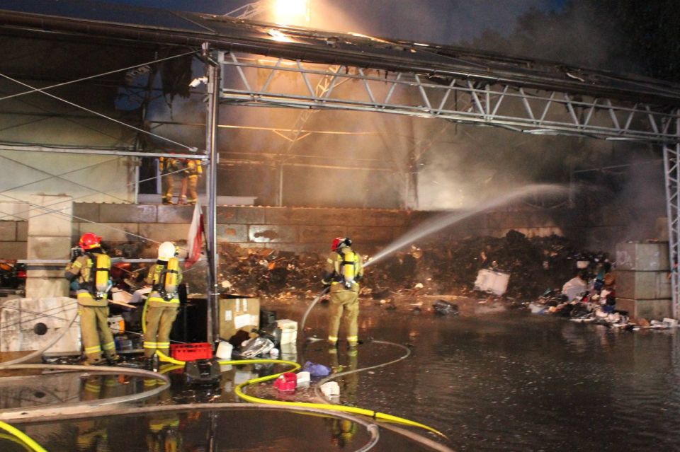 Pożar hali z elektroodpadami w Gliwicach. 69 strażaków walczyło z ogniem [FOTO] - galeria