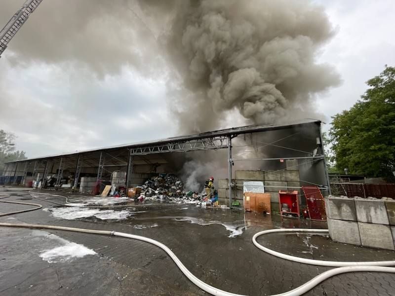 Pożar hali z elektroodpadami w Gliwicach. 69 strażaków walczyło z ogniem [FOTO] - galeria