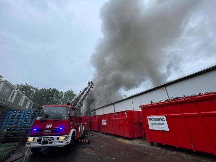 Pożar hali z elektroodpadami w Gliwicach. 69 strażaków walczyło z ogniem [FOTO] - galeria