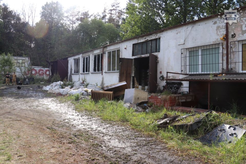 Pożar w opuszczonej stolarni w Ludwinowie. Nie żyje 40-letni mieszkaniec Katowic - galeria