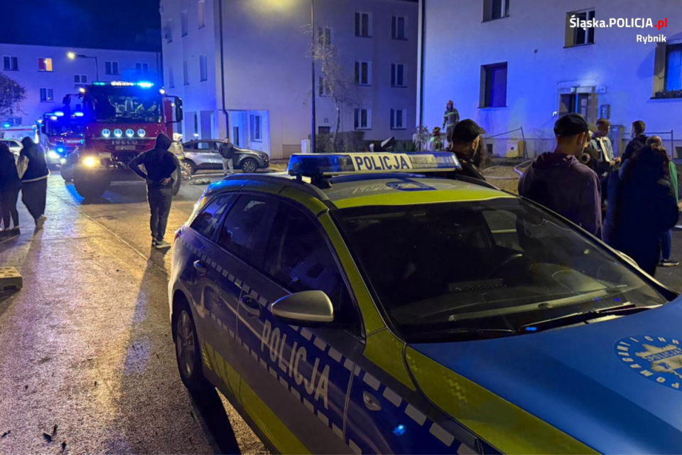 Bohaterska akcja policjantów w Rybniku! Kryminalni wynieśli mężczyznę z płonącego mieszkania - galeria