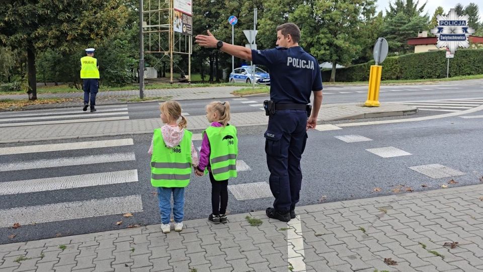 „Jesteś kierowcą na medal” – dzieci i policjanci przypomnieli o bezpieczeństwie - galeria