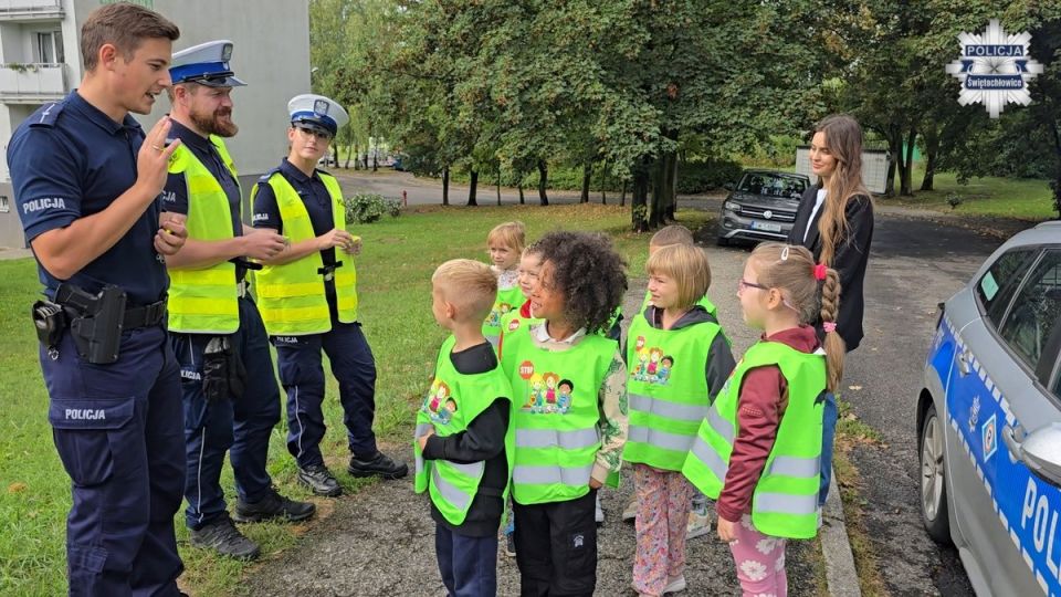 „Jesteś kierowcą na medal” – dzieci i policjanci przypomnieli o bezpieczeństwie - galeria
