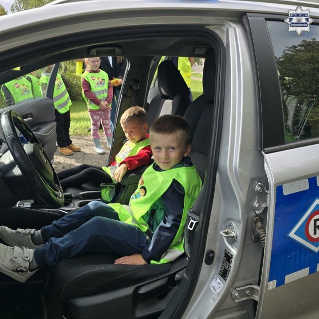„Jesteś kierowcą na medal” – dzieci i policjanci przypomnieli o bezpieczeństwie - galeria
