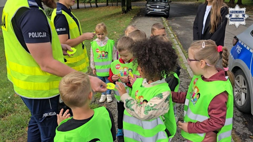 „Jesteś kierowcą na medal” – dzieci i policjanci przypomnieli o bezpieczeństwie - galeria