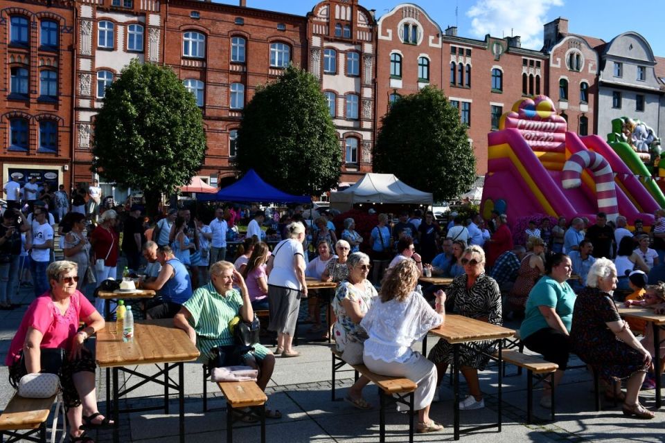 „Potańcówka jak dawniej bywało” – tańce, muzyka i zabawa na Rynku w Nowym Bytomiu - galeria