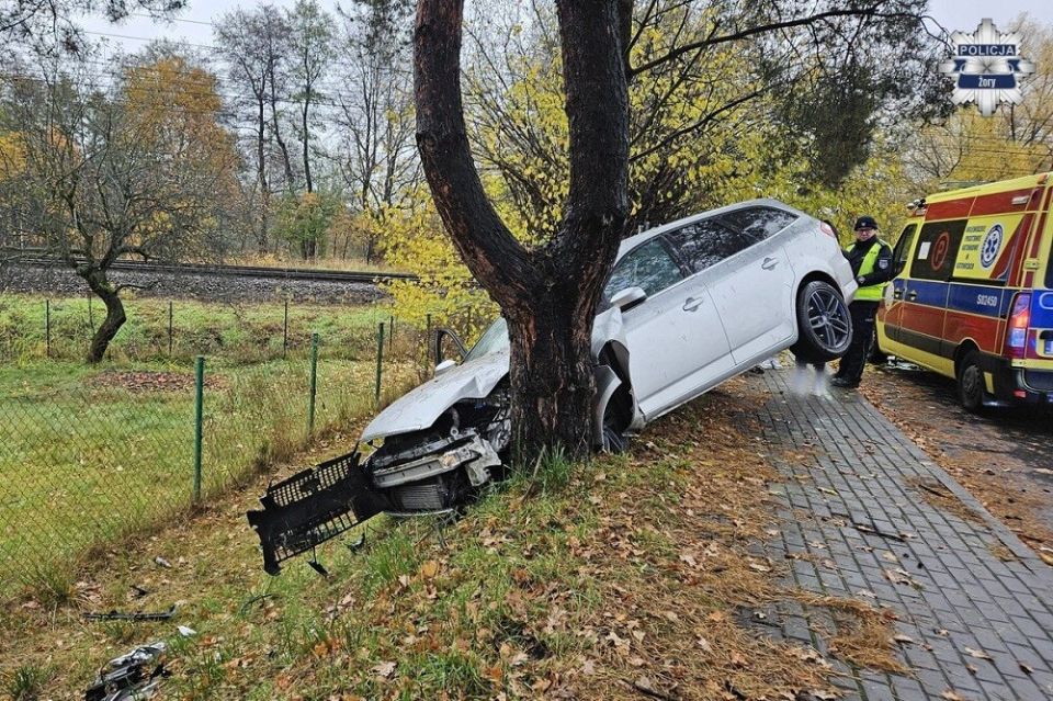 Pijany 27-latek rozbił forda w Żorach – eCall powiadomił służby [FOTO] - galeria