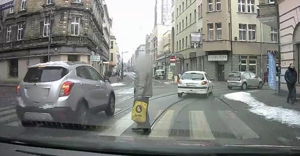 Niebezpieczny manewr w Chorzowie. Omijanie na pasach skończyło się wysokim mandatem dla 44-latki! [FILM] - galeria