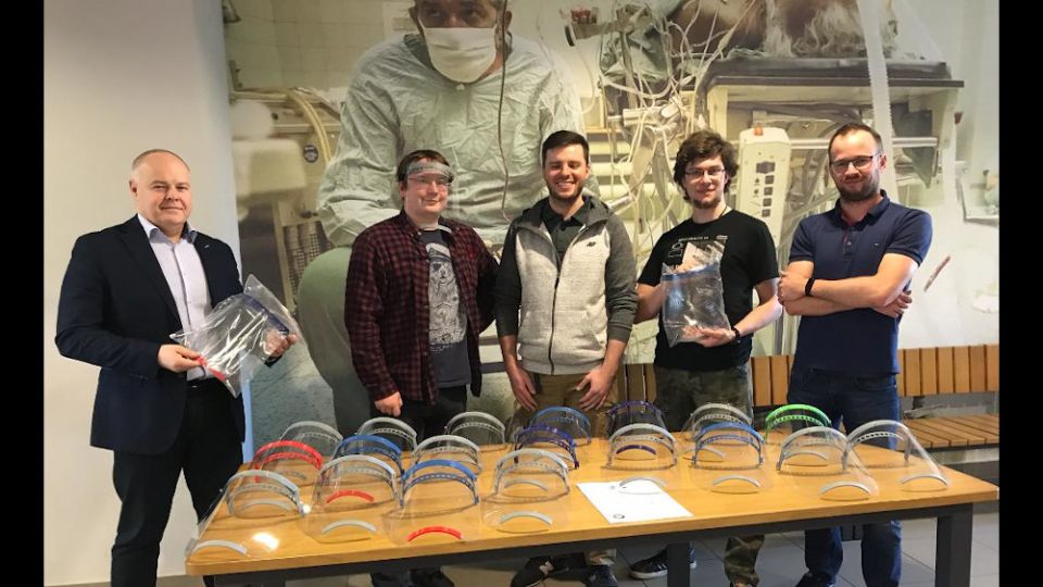 Politechnika Śląska drukuje przyłbice ochronne dla lekarzy - galeria