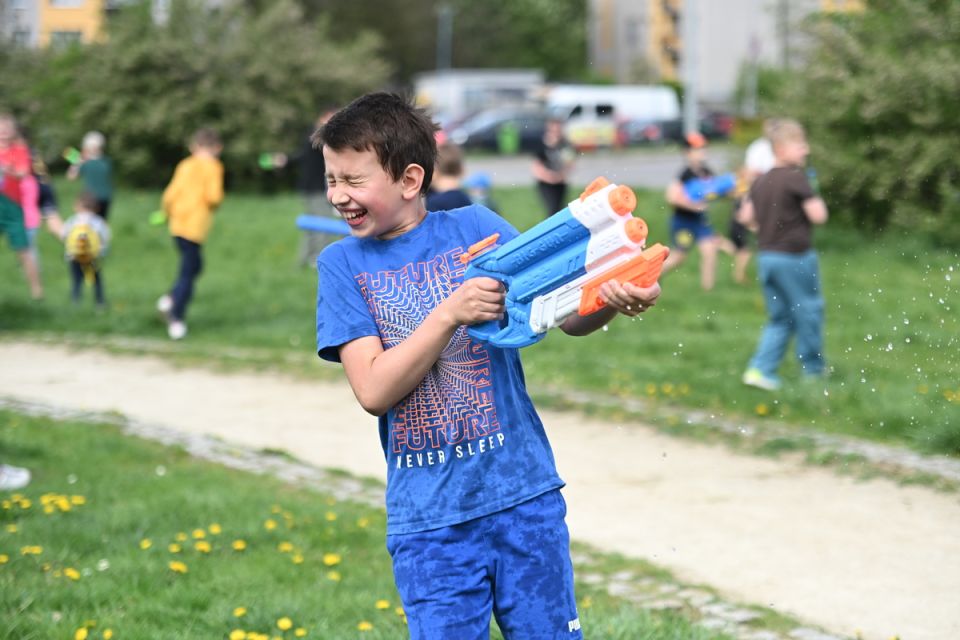 Śmigus-Dyngus w Chorzowie jak za dawnych lat! Wodne bitwy przyciągnęły tłumy - galeria