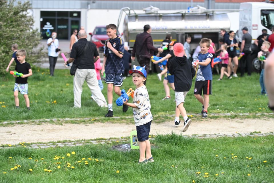 Śmigus-Dyngus w Chorzowie jak za dawnych lat! Wodne bitwy przyciągnęły tłumy - galeria